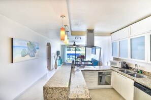 Een koelkast, een magnetron, een vaatwasser