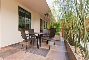 Outdoor dining - Large, modern condo with balcony overlooking 5th Ave. 4 minute walk to the beach (Playa del Carmen)