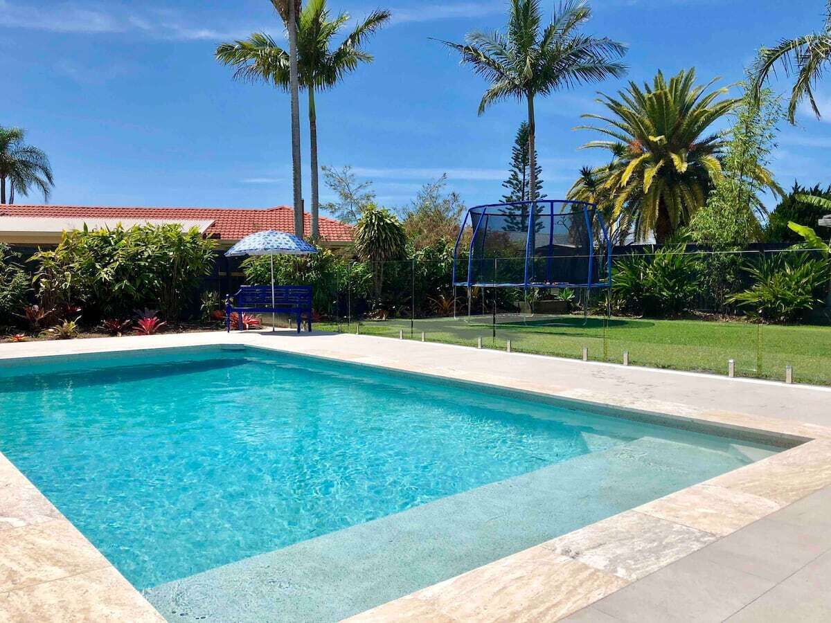 Great for families, Pool, Pet friendly,3Bd,2 bath sleeps 7, close to beach