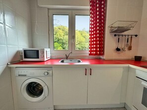 冷蔵庫、電子レンジ、オーブン、コンロ