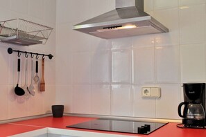 冷蔵庫、電子レンジ、オーブン、コンロ