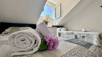 2 habitaciones, tabla de planchar con plancha y ropa de cama