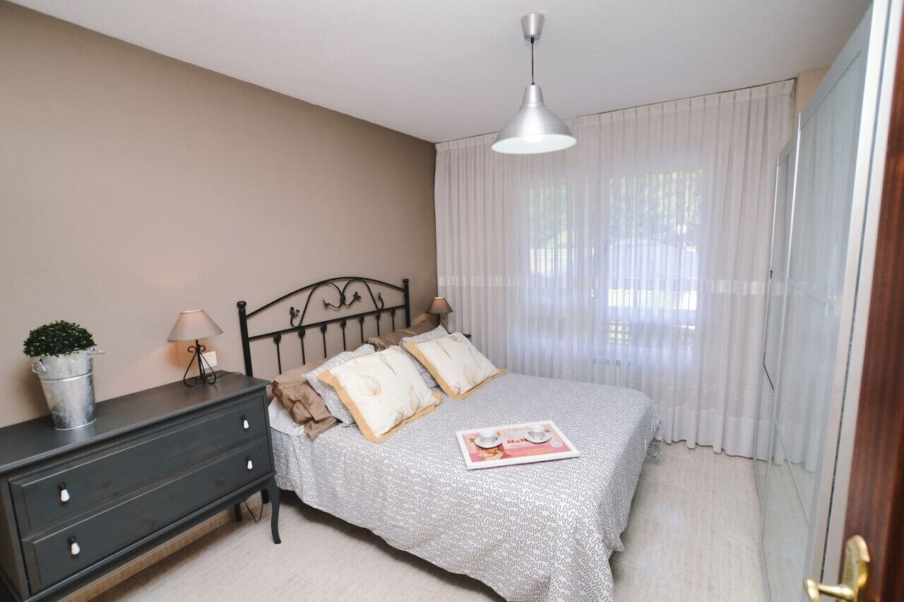 1 slaapkamer, een strijkplank/strijkijzer, beddengoed