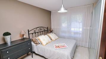 1 slaapkamer, een strijkplank/strijkijzer, beddengoed