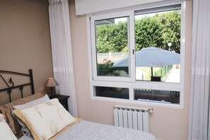 1 slaapkamer, een strijkplank/strijkijzer, beddengoed