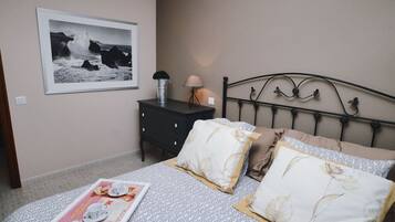 1 chambre, fer et planche à repasser, draps fournis