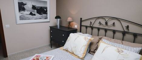 1 chambre, fer et planche à repasser, draps fournis