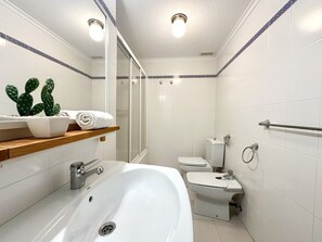 Baignoire, sĂšche-cheveux, serviettes fournies