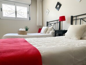 2 makuuhuonetta, silitysrauta/-lauta, vuodevaatteet