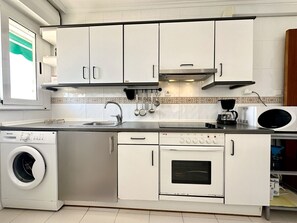 Jääkaappi, mikroaaltouuni, uuni, liesi