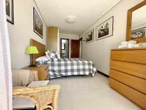 2 habitaciones, tabla de planchar con plancha y ropa de cama 