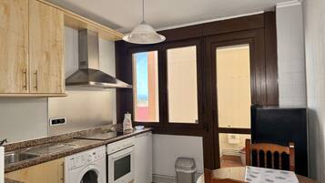 Frigorifero, microonde, forno, piano cottura