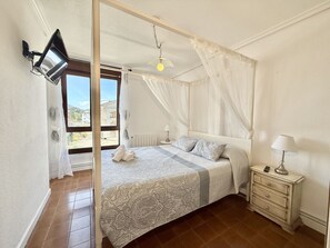 4 bedrooms, iron/ironing board, bed sheets