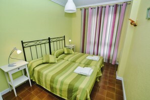 4 habitaciones, tabla de planchar con plancha y ropa de cama 