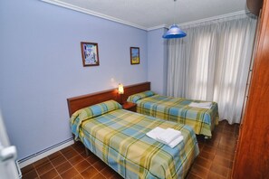 4 bedrooms, iron/ironing board, bed sheets