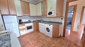 Frigorífico, microondas, horno y placa de cocina