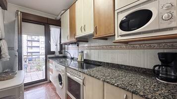 Frigorifero, microonde, forno, piano cottura