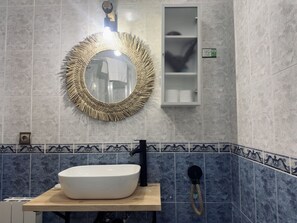 Sèche-cheveux, serviettes fournies