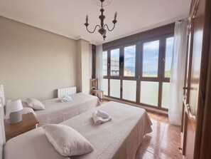 2 chambres, fer et planche à repasser, Wi-Fi gratuit, draps fournis