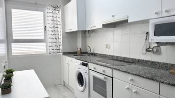 Frigorifero, microonde, forno, piano cottura