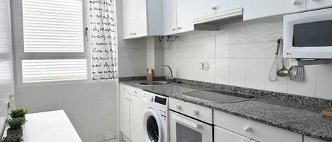 Een koelkast, een microgolfoven, een oven, een kookplaat