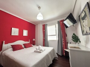 2 bedrooms, iron/ironing board, bed sheets