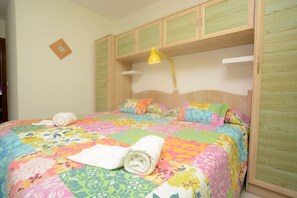 2 slaapkamers, een strijkplank/strijkijzer, beddengoed