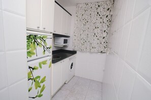 Een koelkast, een microgolfoven, een kookplaat