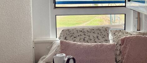 2 slaapkamers, een strijkplank/strijkijzer, beddengoed