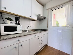 冷蔵庫、電子レンジ、オーブン、コンロ