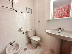 Bathtub, hair dryer, towels - Bajo en la playa con piscina - La Arena 4203 (Arnuero)