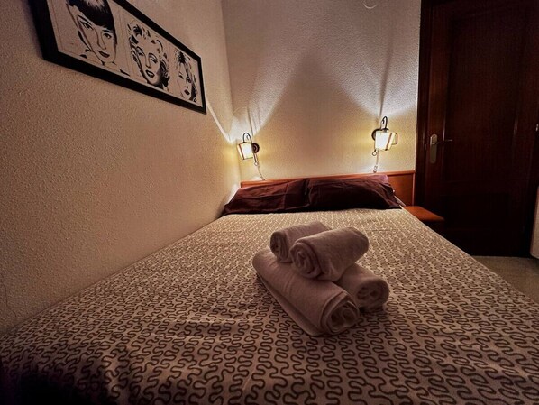 2 slaapkamers, een strijkplank/strijkijzer, gratis wifi, beddengoed