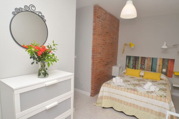 1 chambre, fer et planche à repasser, draps fournis