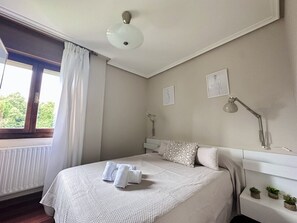 Een haardroger, handdoeken