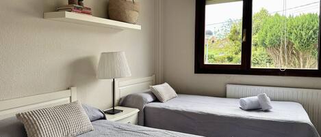 2 bedrooms, iron/ironing board, bed sheets