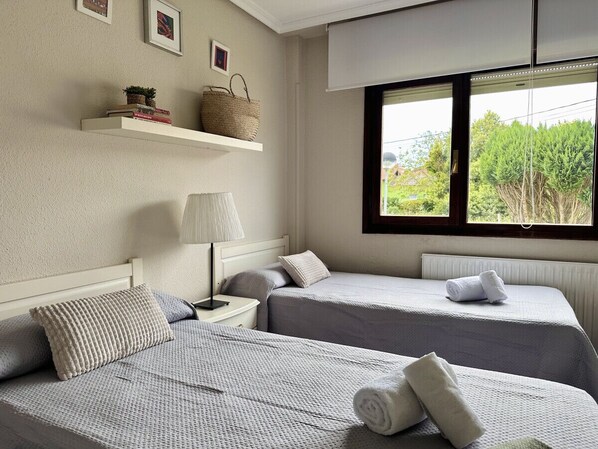 2 bedrooms, iron/ironing board, bed sheets