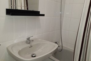 Badewanne, Haartrockner, Handtücher