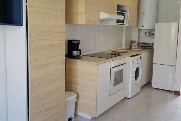 Een koelkast, een microgolfoven, een oven, een kookplaat