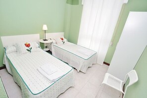 2 室のベッドルーム、アイロン / アイロン台、ベッドシーツ