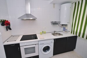 Een koelkast, een microgolfoven, een oven, een kookplaat