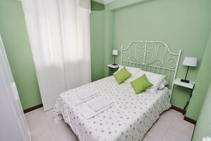 2 habitaciones, tabla de planchar con plancha y ropa de cama 