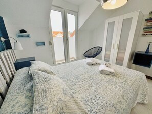 3 quartos, ferros/tábuas de passar roupa, roupa de cama