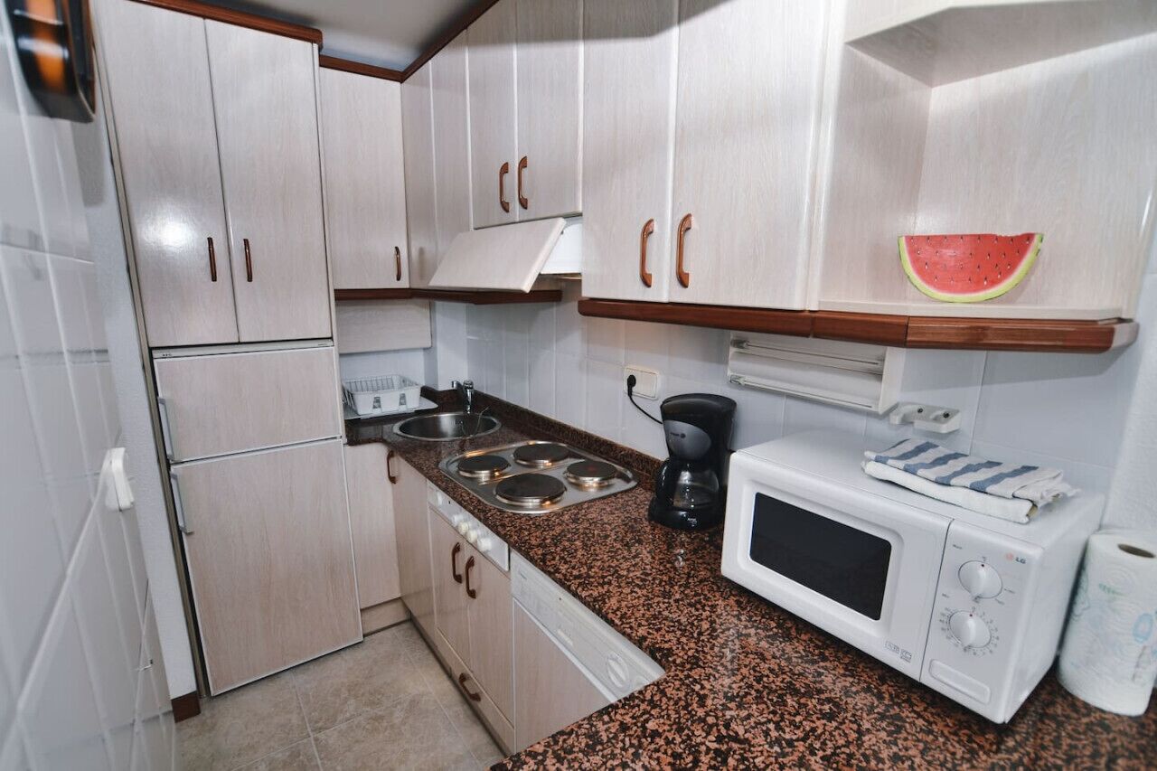 Geladeira, micro-ondas, fogão, cooktop