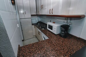 Een koelkast, een microgolfoven, een oven, een kookplaat