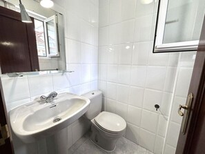 Baignoire, sèche-cheveux, serviettes fournies