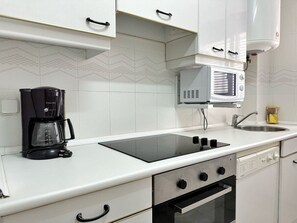 雪櫃、微波爐、焗爐、爐具