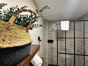 Badewanne, Haartrockner, Handtücher