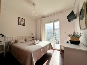 2 chambres, fer et planche à repasser, draps fournis