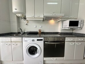 冷蔵庫、電子レンジ、オーブン、コンロ