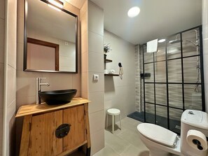 Baignoire, sèche-cheveux, serviettes fournies